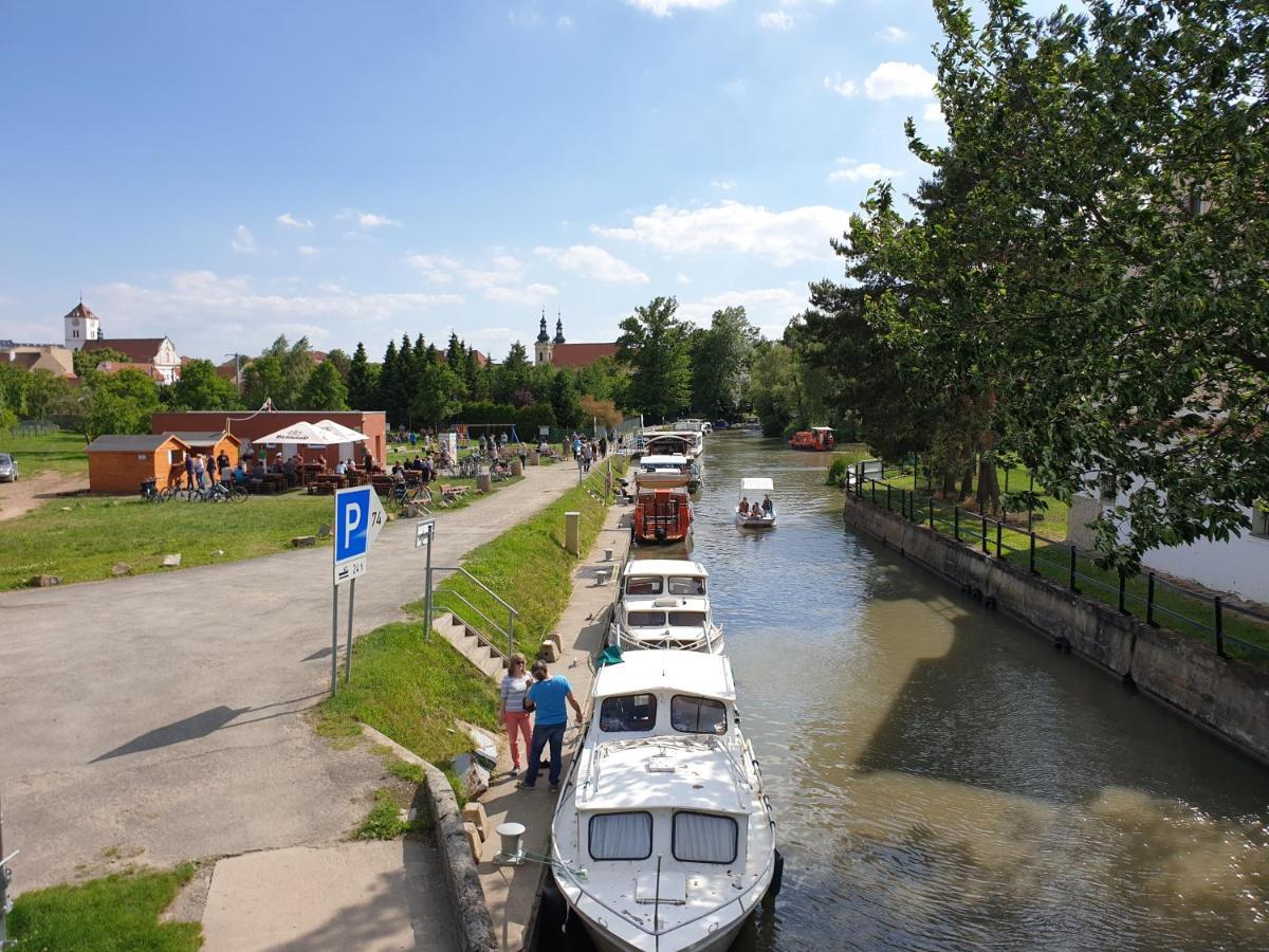 Hotel Strážnice Buitenkant foto