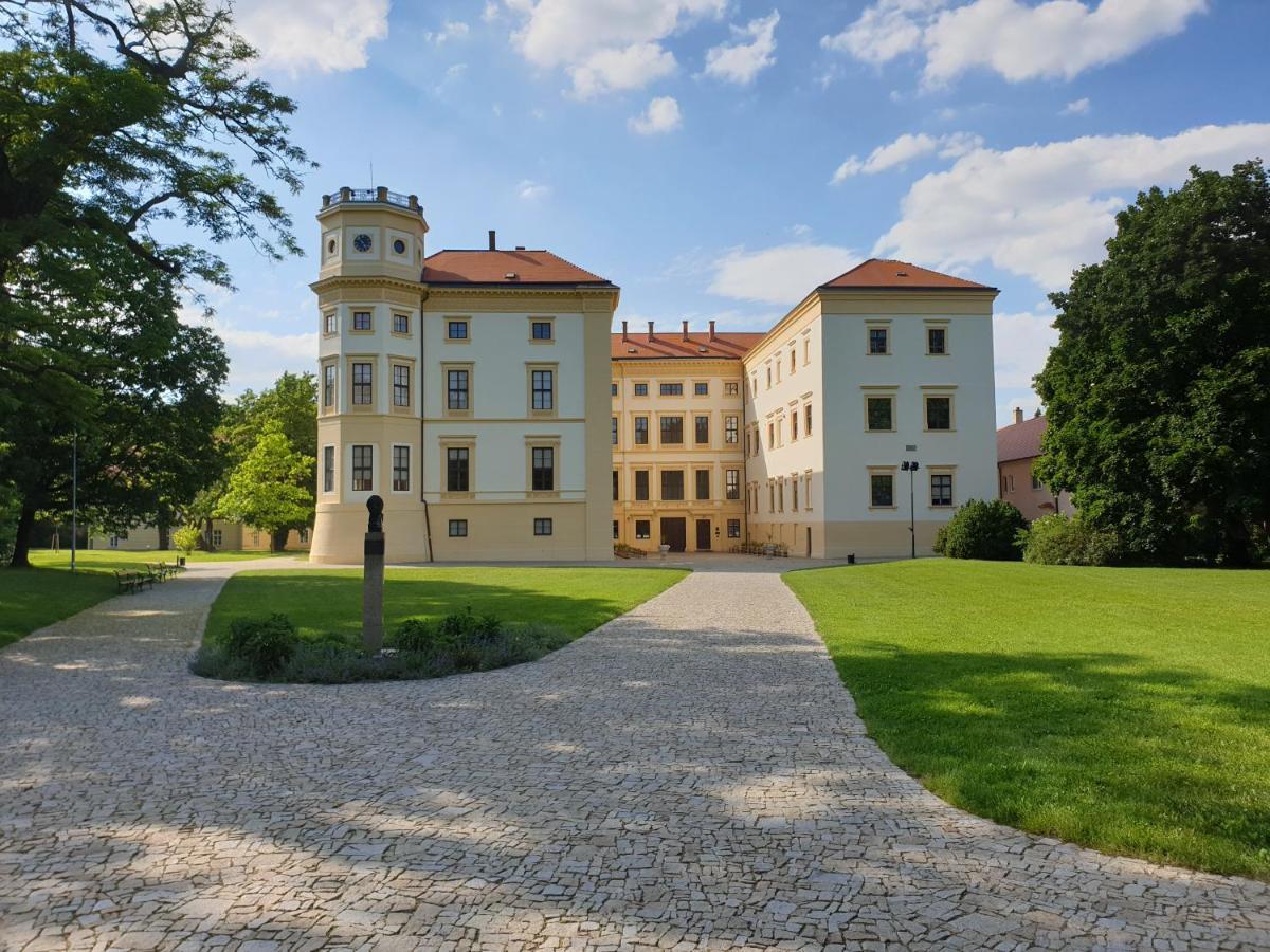 Hotel Strážnice Buitenkant foto